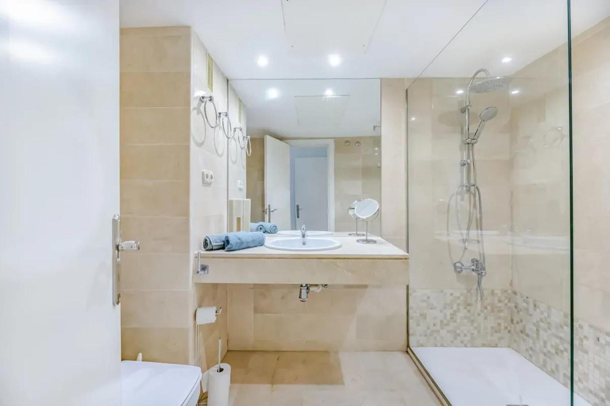 Apartment Modern In With Shared Pool *