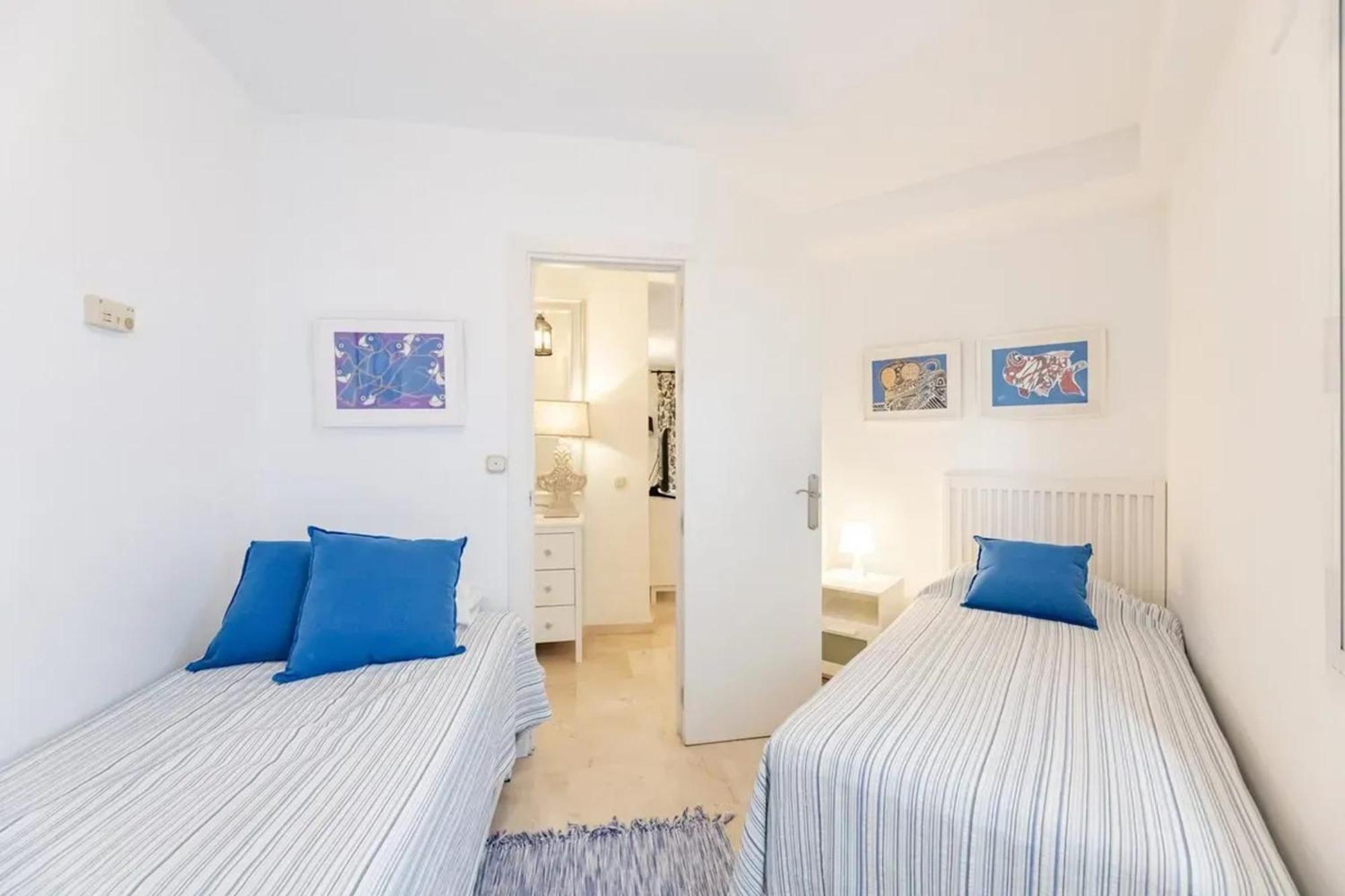 Modern In With Shared Pool Apartment