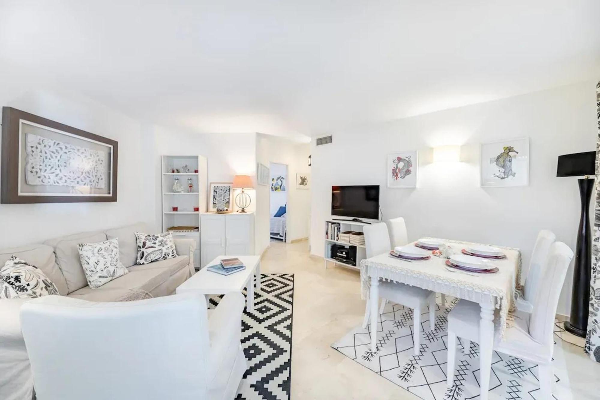 Apartment Modern In With Shared Pool *