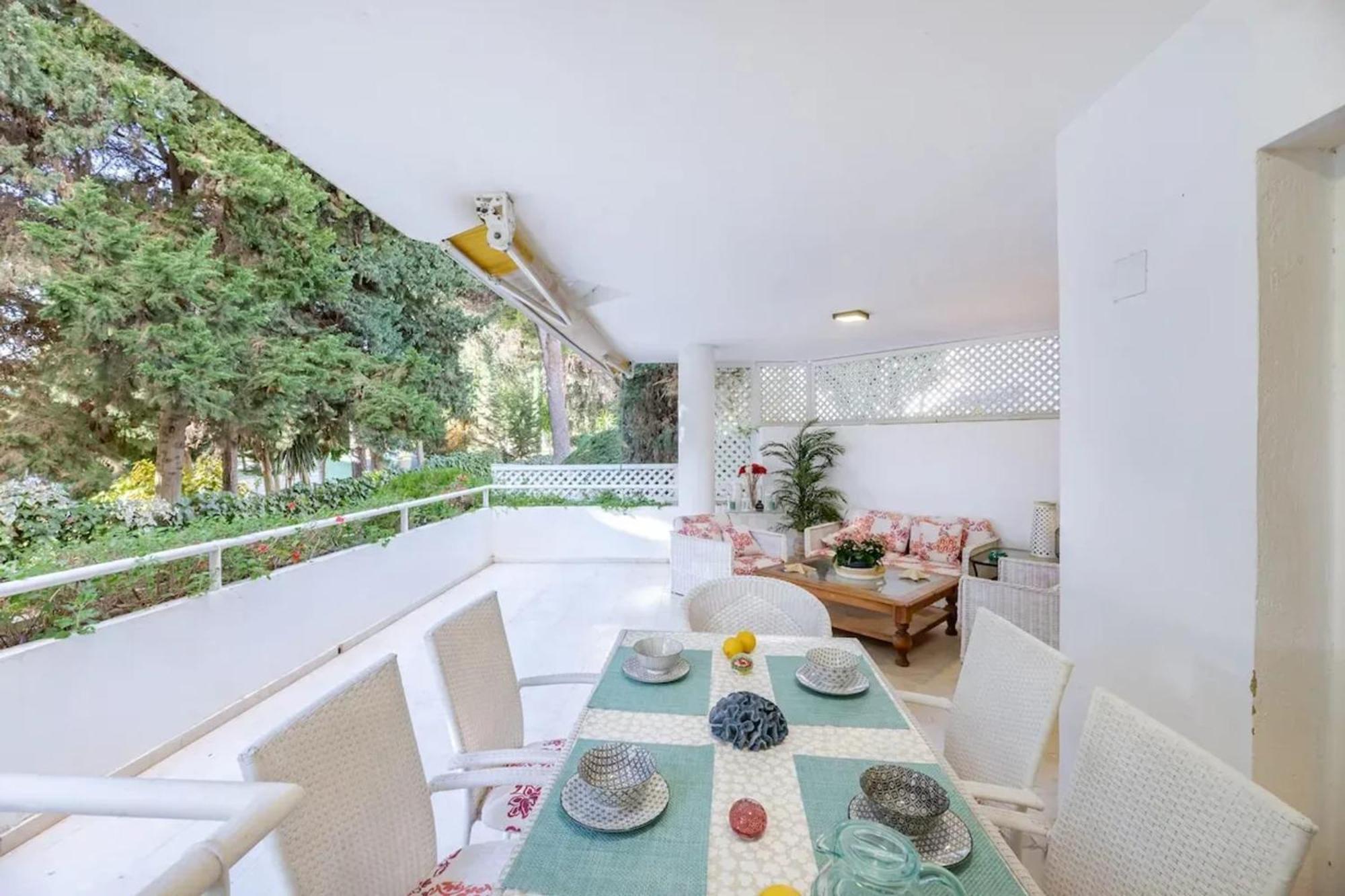 Modern In With Shared Pool *