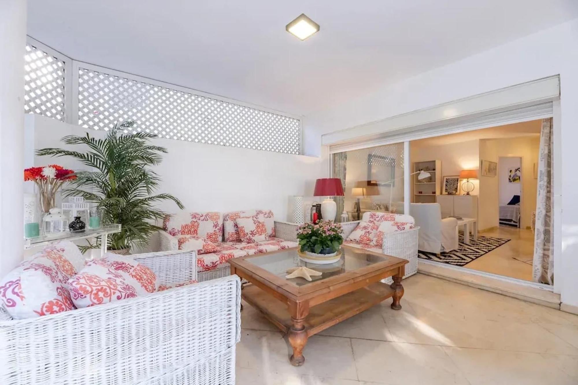 Modern In With Shared Pool