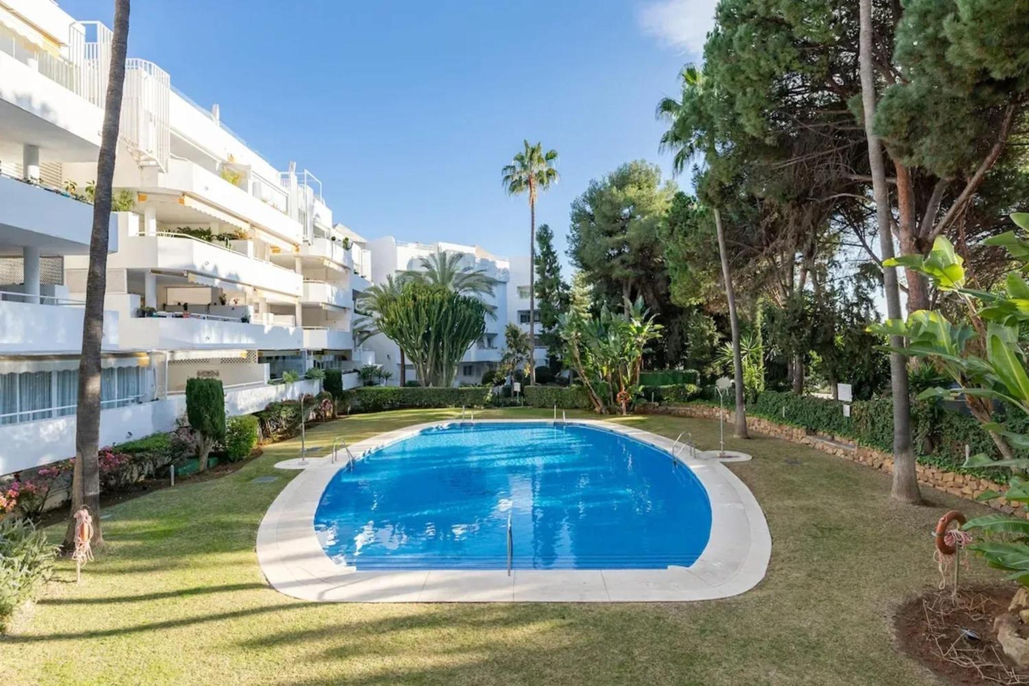 Modern In With Shared Pool Apartment