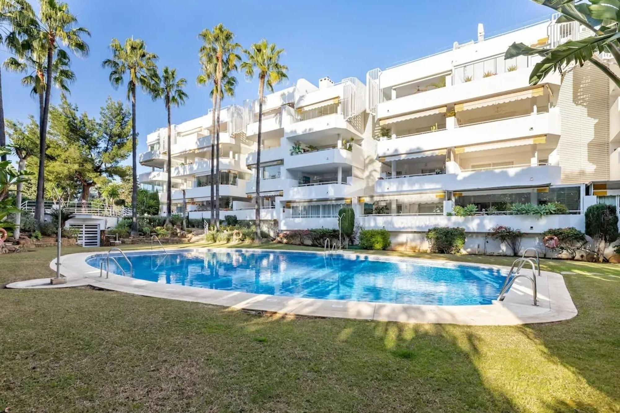 Modern In With Shared Pool Apartment *